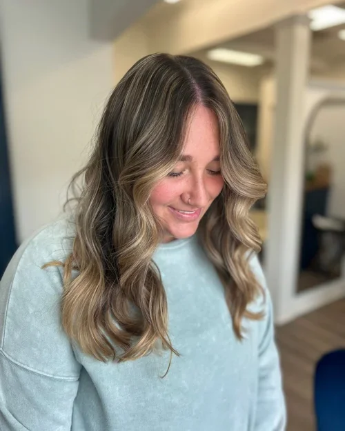 Just a little refresh makes all the difference ✨

We brightened up this gorgeous brunette with fresh highlights for added dimension, shine, and that perfectly blended finish.

stylist: @countrygirl_cosmo