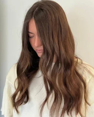 Blondes aren't the only ones who get to have fun this time of year!

A gorgeous gloss + fresh cut can go a long way!

stylist: @hairbyhannahhgrace