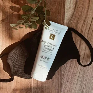 Wearing a mask throughout the day in the summer in Phoenix can start to create some unwanted “mask acne.” We love the Acne Advanced Clarifying Masque because it can be used multiple ways!
1. Apply evenly as an all over masque. 🧖🏼‍♀️