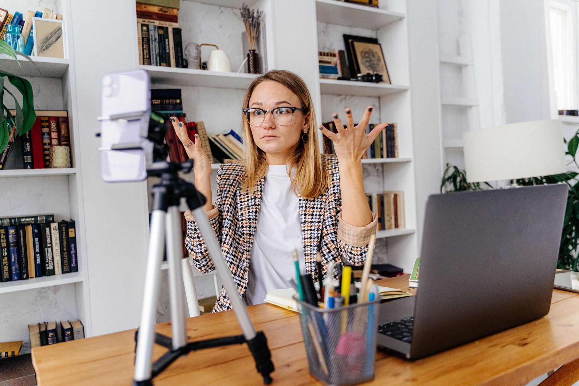 Online Spanish tutor teaching via video call